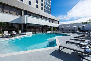 Outdoor pool, open 7 AM to 10 PM, pool umbrellas, sun loungers - Marriott Baton Rouge (Baton Rouge)
