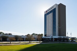 A tall, modern hotel with a prominent Marriott logo. - Marriott Baton Rouge (Baton Rouge)