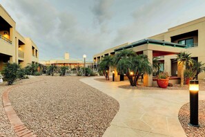 Courtyard - Sonesta Select Scottsdale at Mayo Clinic Campus (Scottsdale)