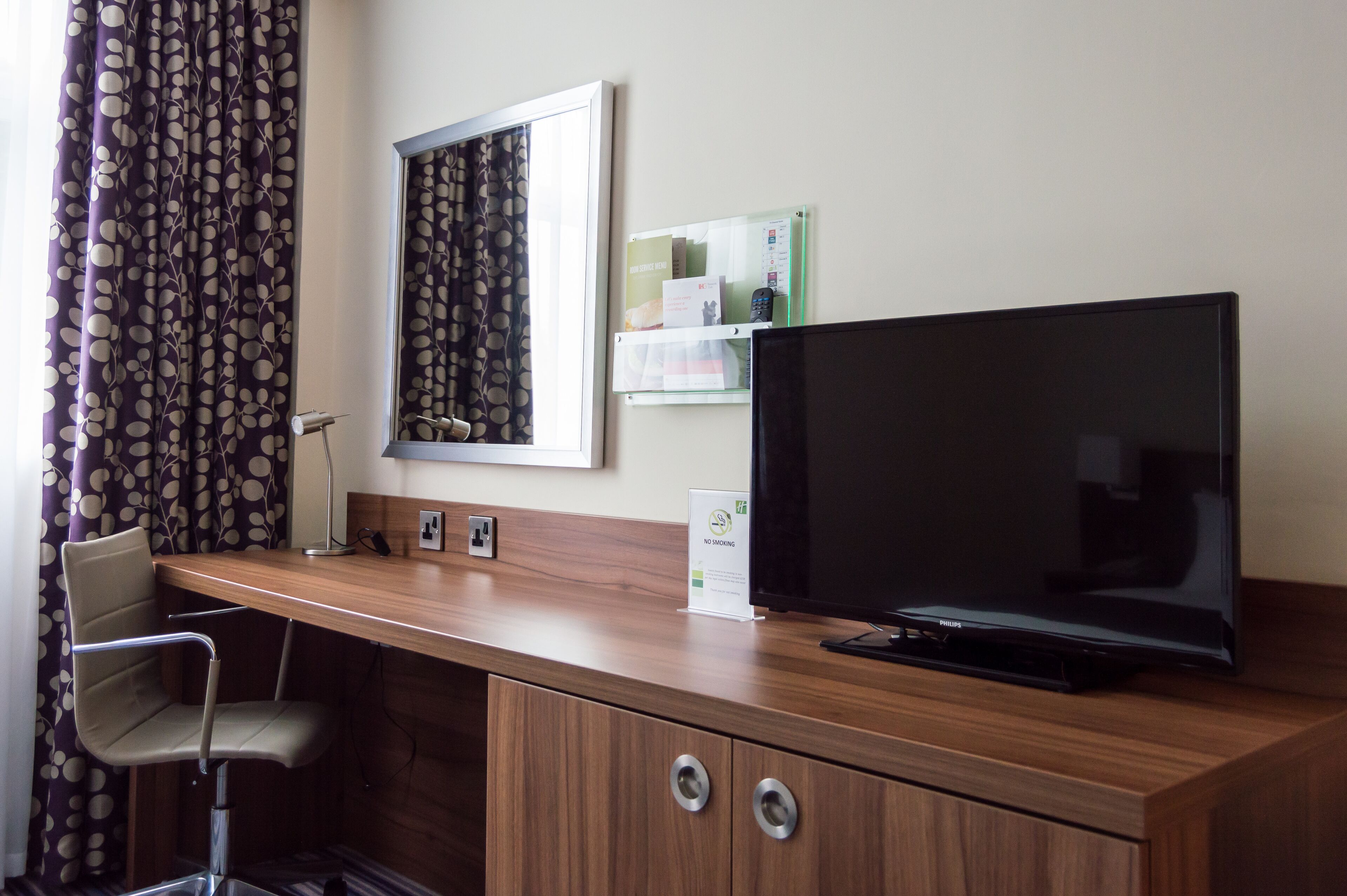 executive room, non smoking (2 beds) | 1 bedroom, in-room safe, desk, laptop workspace
