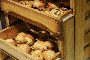 Un expositor de madera con pasteles.