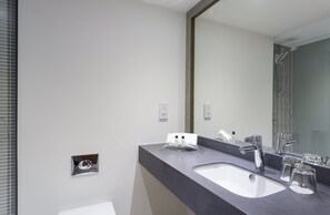 Regndusjhode, miljøvennlige toalettsaker, hårføner og håndklær