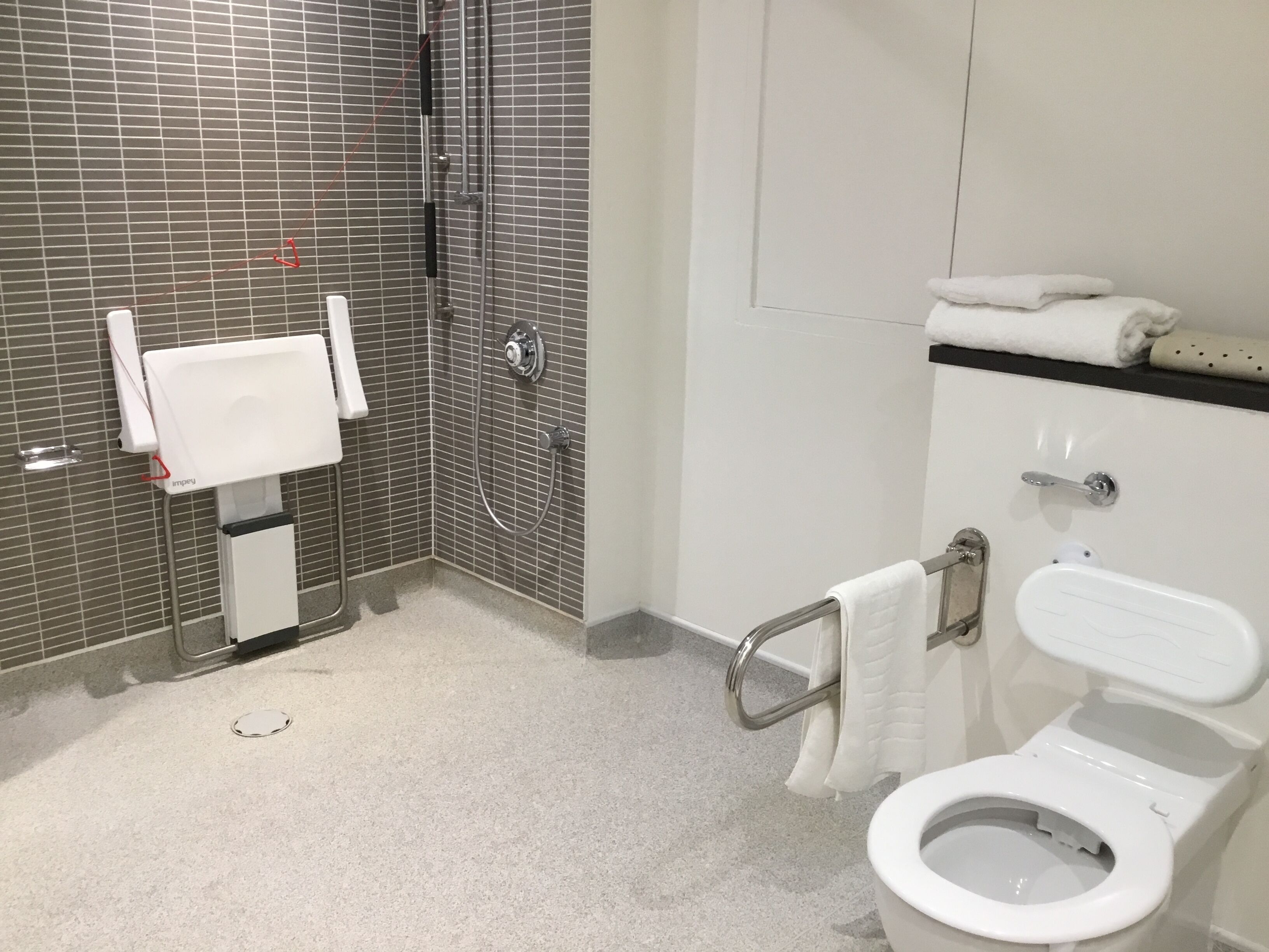 standard room, 1 double bed, accessible | bathroom | rainfall showerhead, eco-friendly toiletries, hair dryer, towels