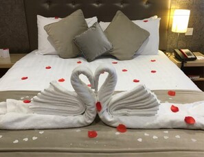 行政套房, 1 张特大床 | 客房内保险箱、遮光窗帘、隔音、熨斗/熨衣板