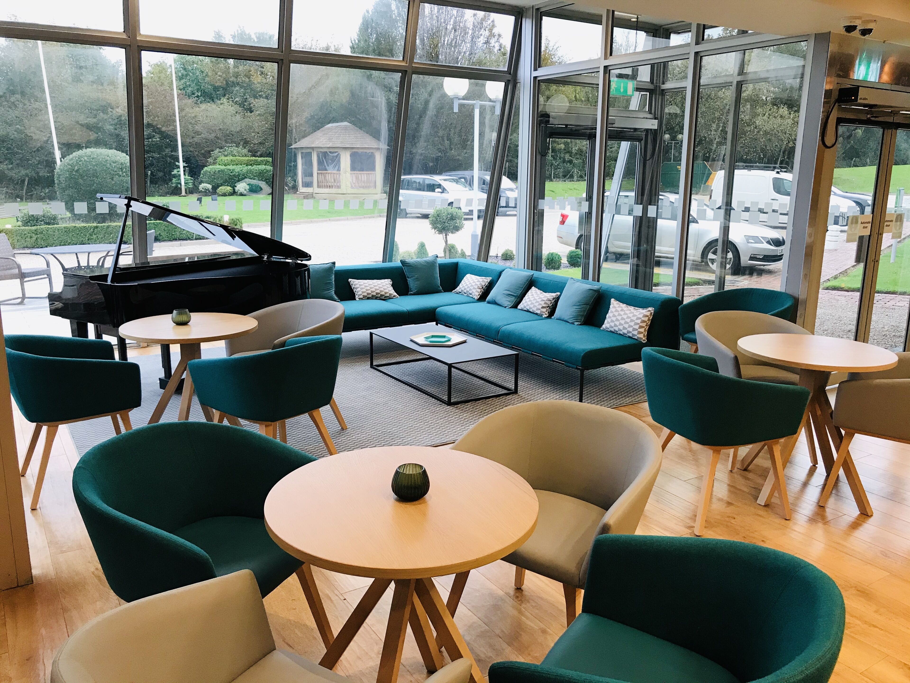 Serves lunch and dinner