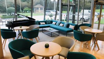 Serves lunch and dinner