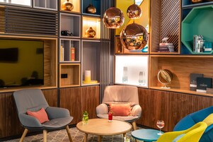 Serves lunch and dinner