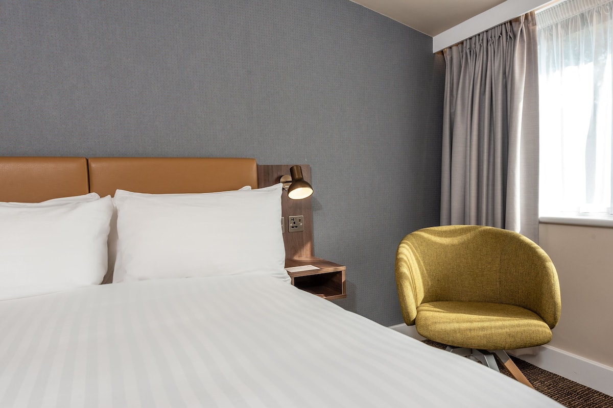 Standard Room, 2 Double Beds | In-room safe, blackout drapes, soundproofing, iron/ironing board