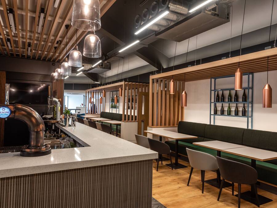 Serves lunch and dinner