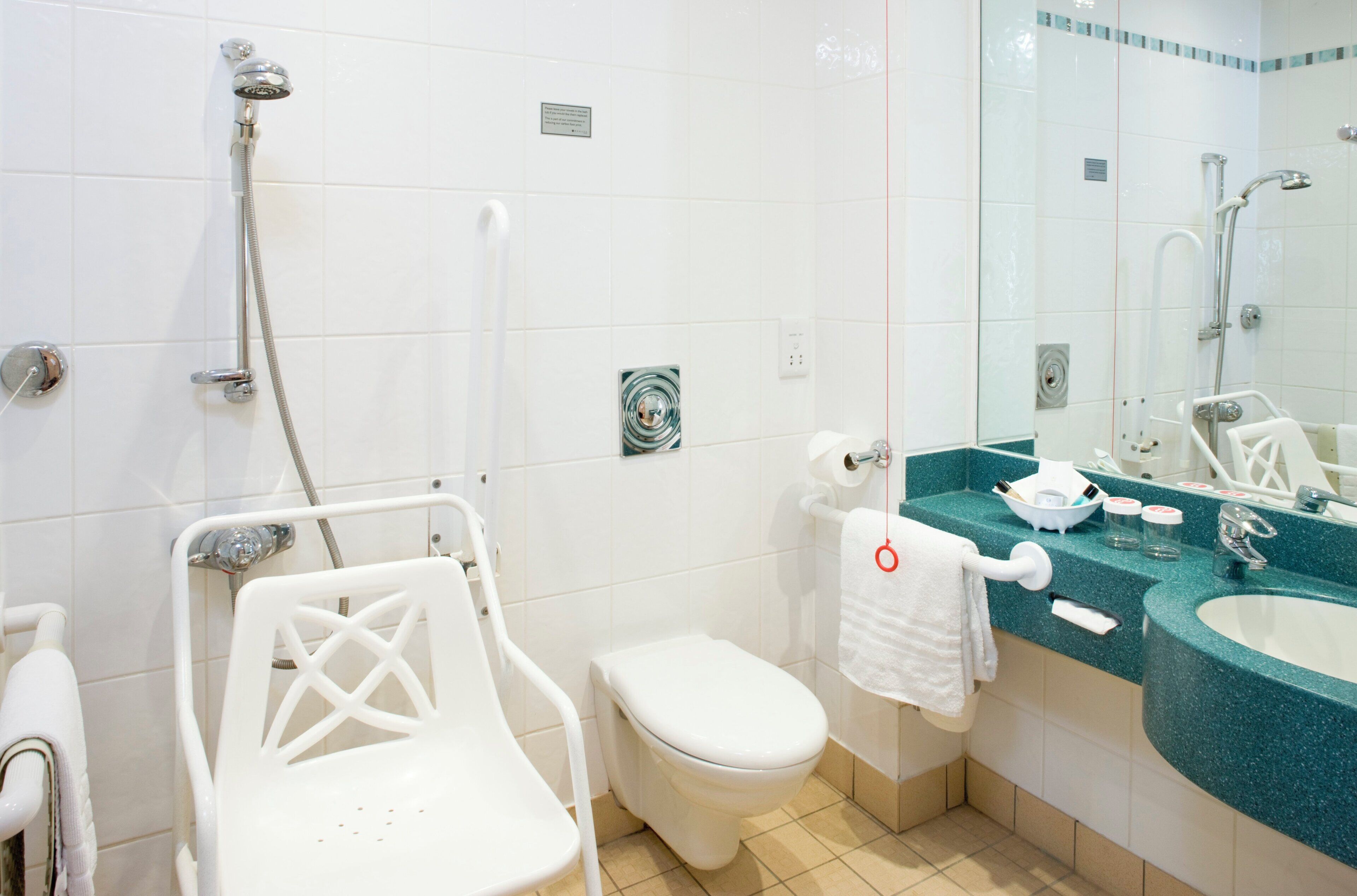 Un baño con ducha, inodoro y lavabo.