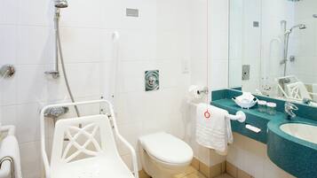 Un baño con ducha, inodoro y lavabo.