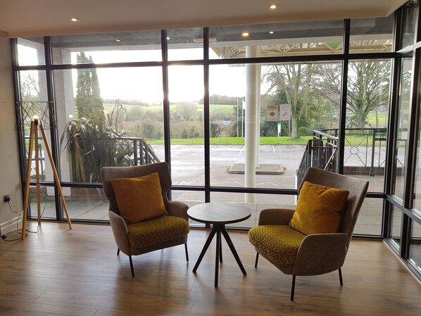 Lobby sitting area - Holiday Inn Luton-South M1, Jct.9 by IHG (St Albans)