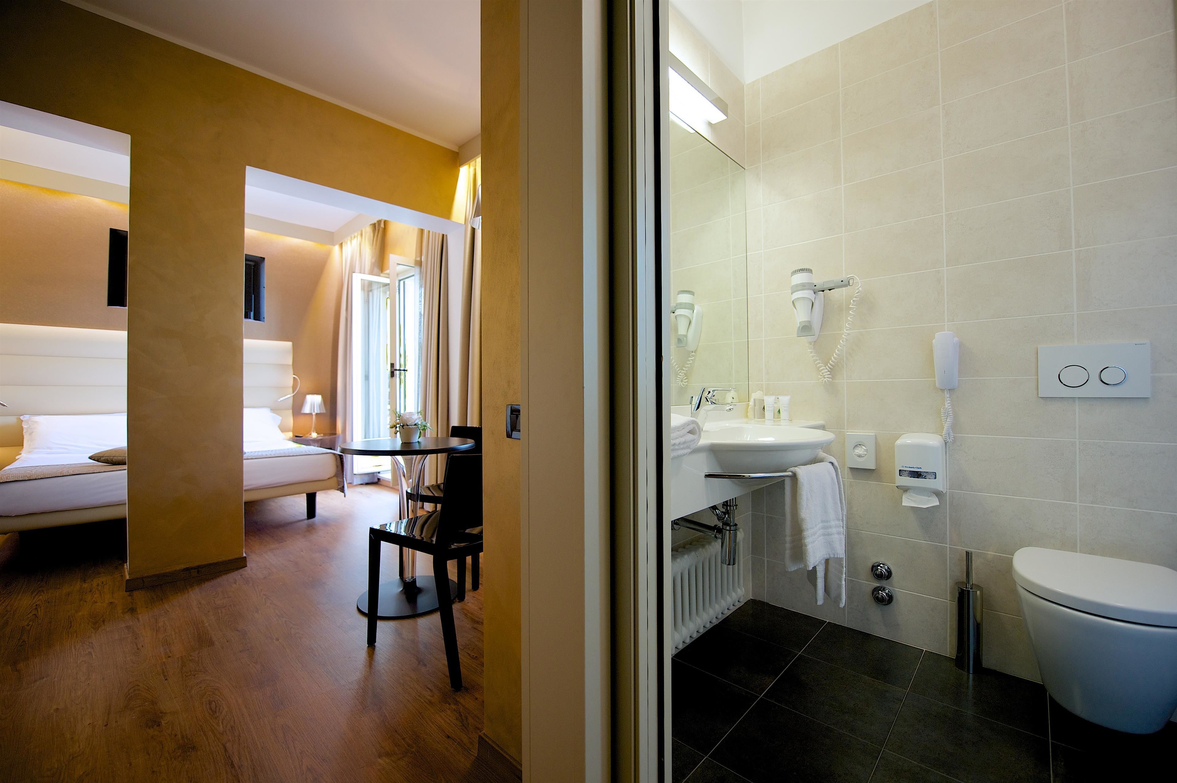 deluxe room, 1 queen bed, balcony | down duvets, in-room safe, individually furnished, desk