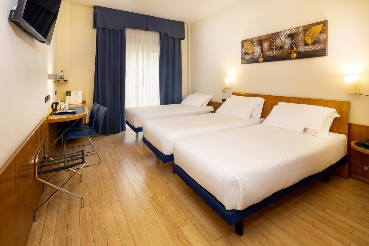 Down duvets, in-room safe, desk, laptop workspace