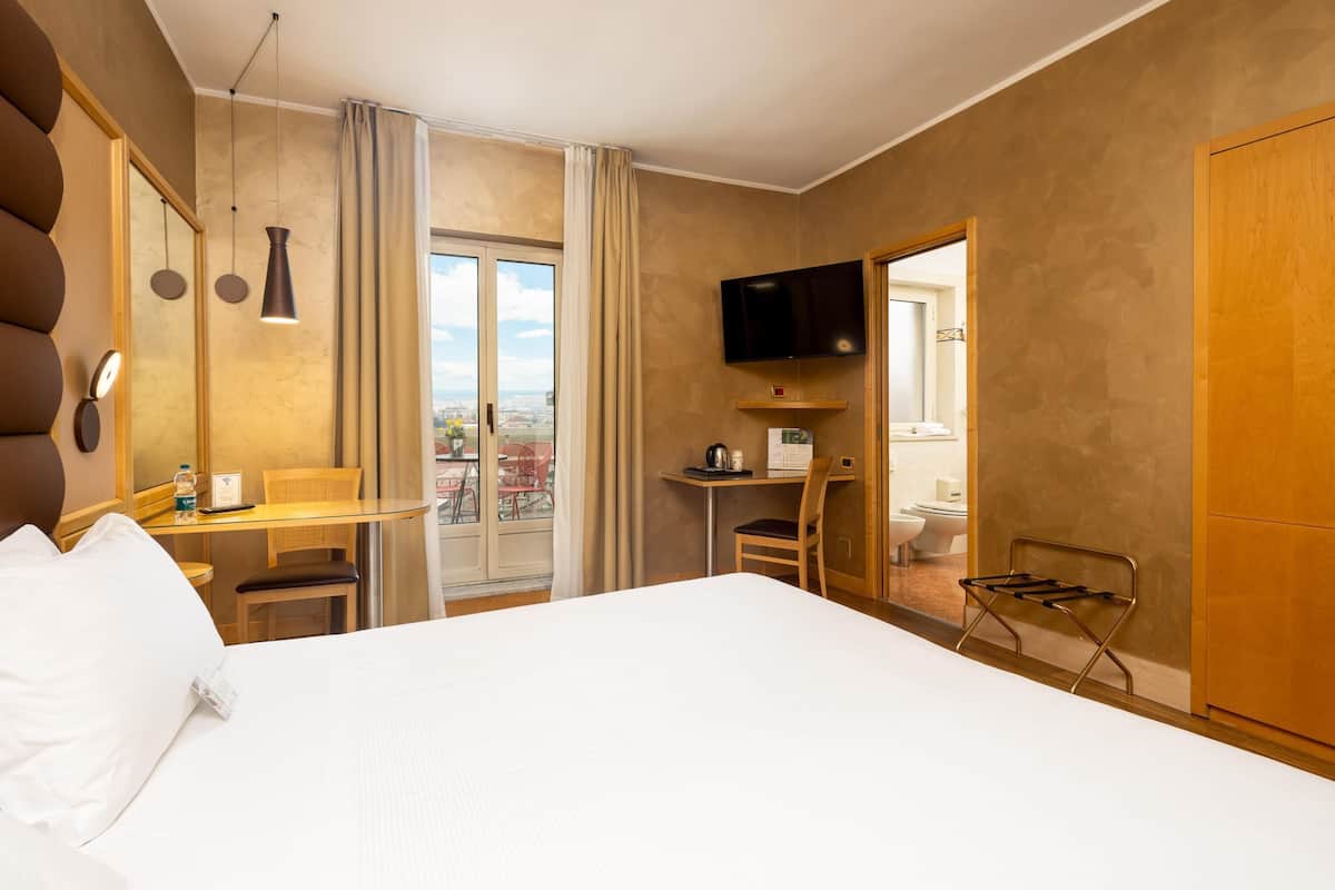Deluxe-værelse - balkon | Dundyner, pengeskab på værelset, individuel indretning, skrivebord