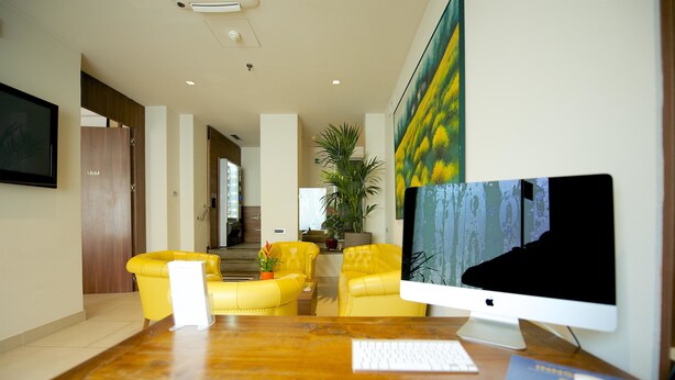 A modern office space with a wooden desk, a computer monitor, a keyboard, and a chair. - Best Western Hotel Luxor (Turin)