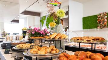 Bữa sáng buffet hàng ngày (10 EUR/mỗi người)
