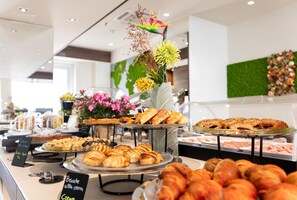 Desayuno buffet (EUR 10 por persona)