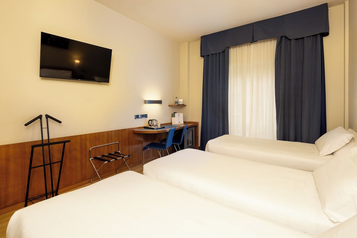 Standard Room, 3 Single Beds | Living area