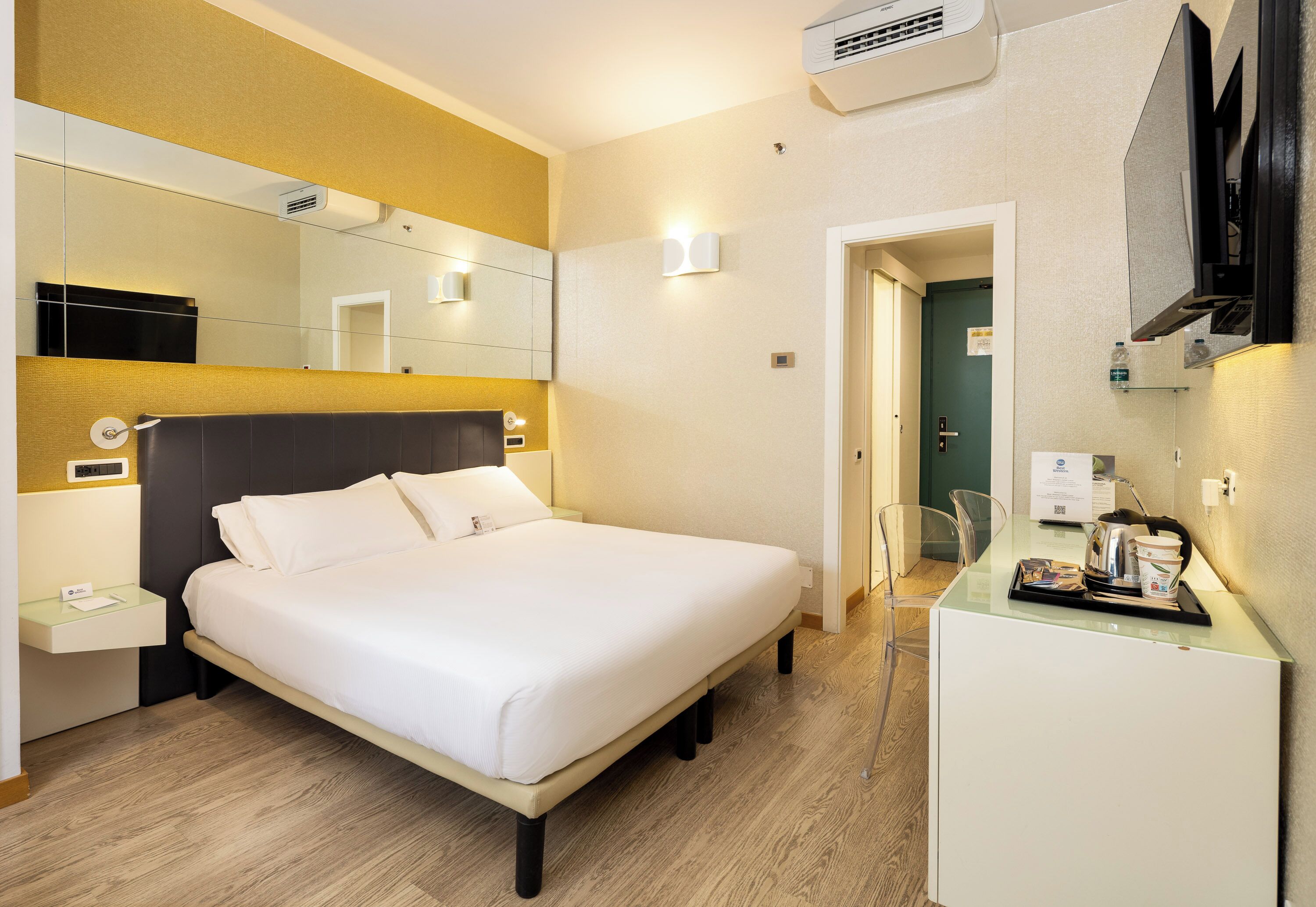 Cubrecamas, caja de seguridad en la habitación y muebles diferentes 