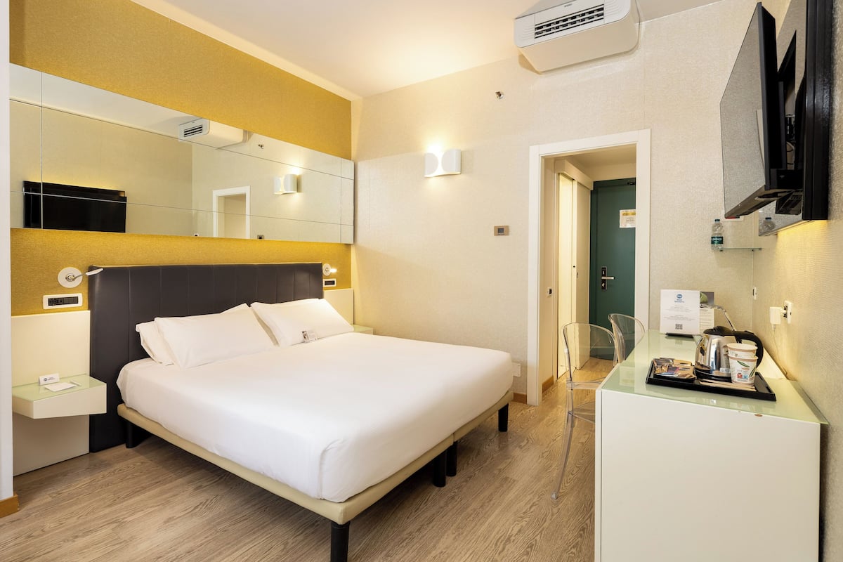 Standard Room, 1 Queen Bed