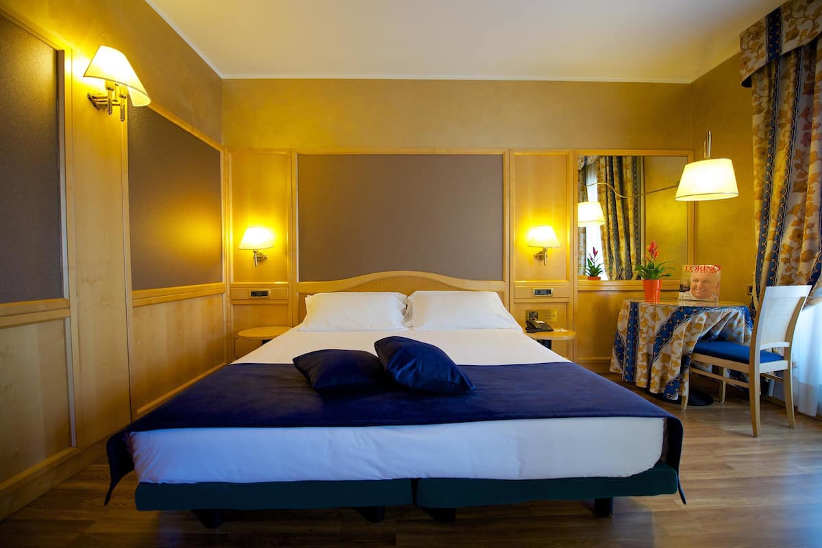 Down duvets, in-room safe, individually furnished, desk