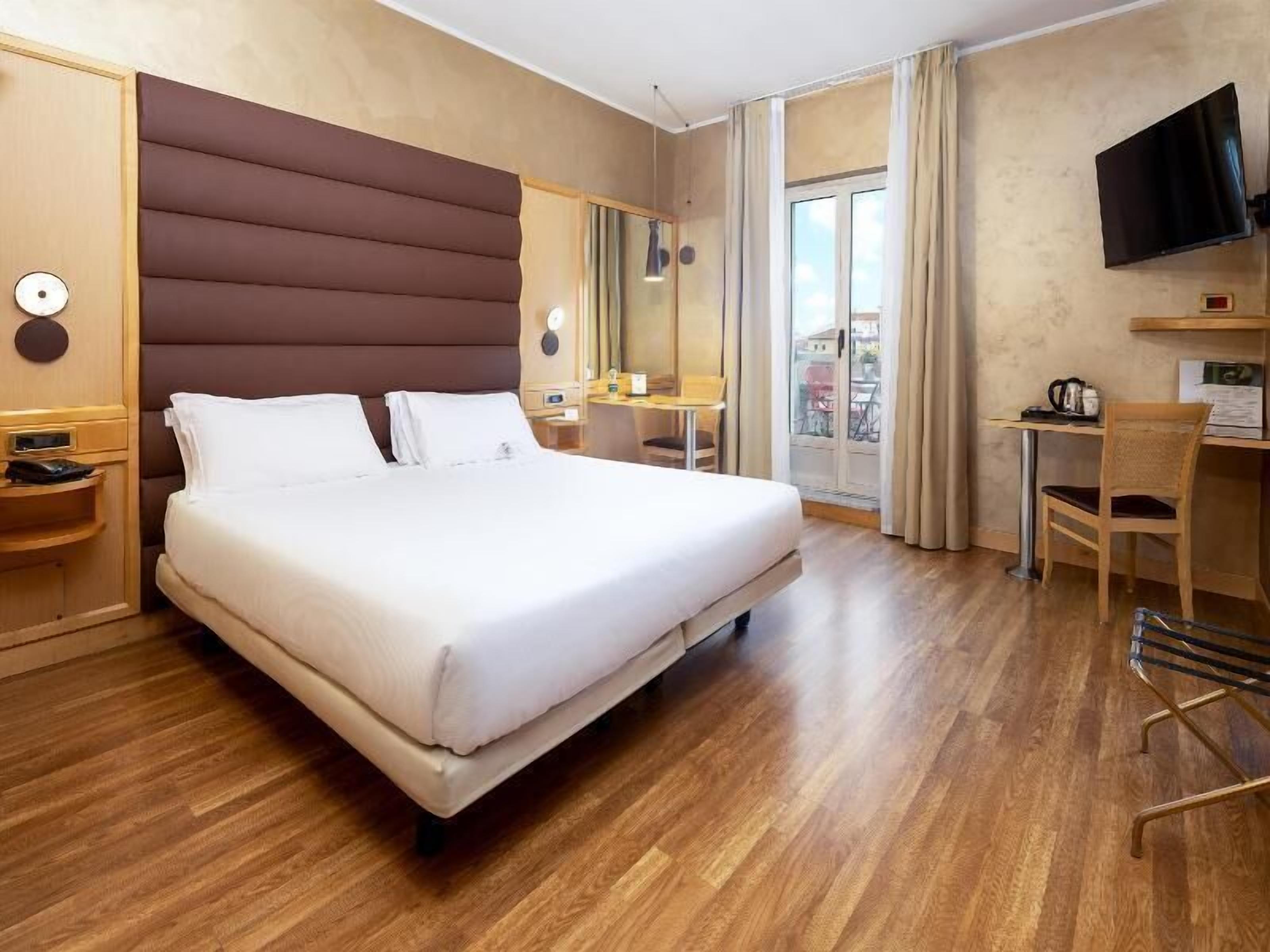 Down duvets, in-room safe, individually furnished, desk