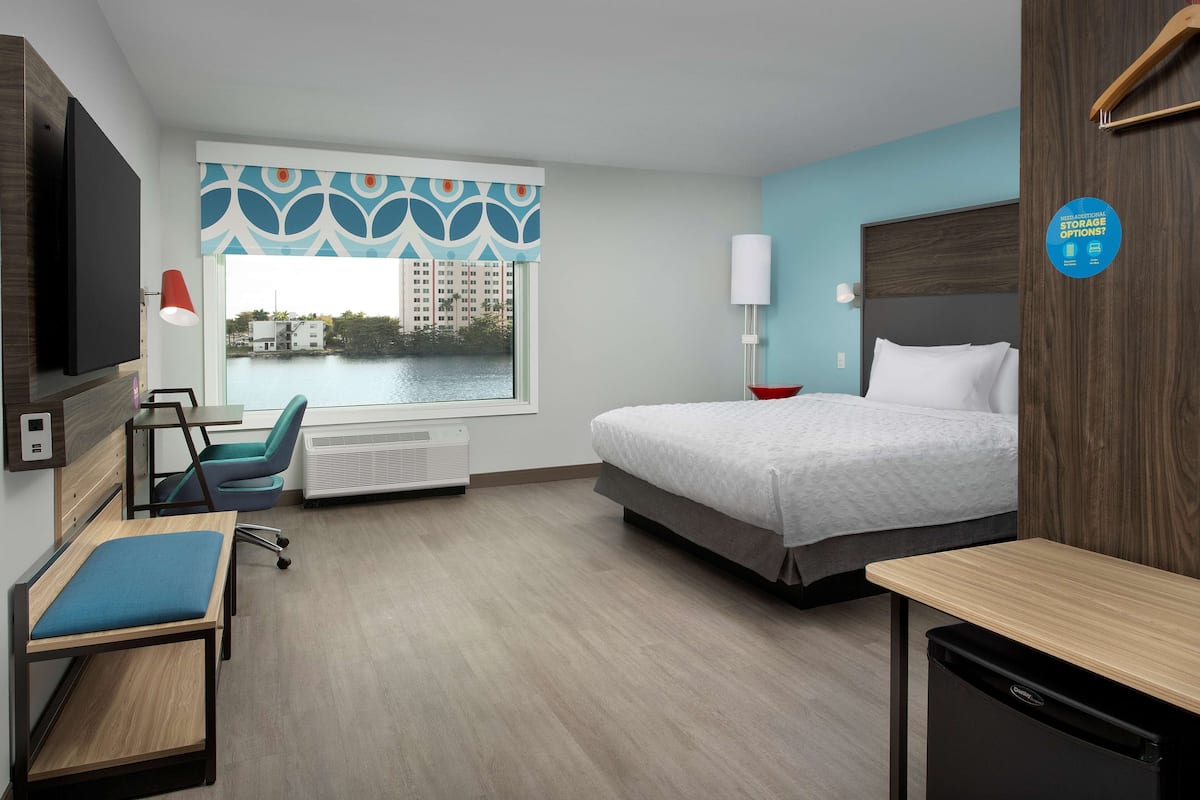 Room, 1 King Bed, Accessible, Bathtub