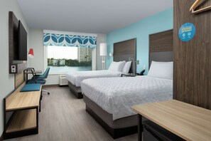 Habitación, 2 camas de matrimonio, vistas a la laguna | Escritorio, sistema de insonorización, tabla de planchar con plancha