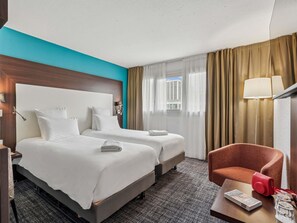 Luxe beddengoed, een minibar, een bureau, geluiddichte muren