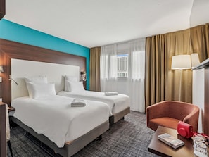 Luxe beddengoed, een minibar, een bureau, geluiddichte muren