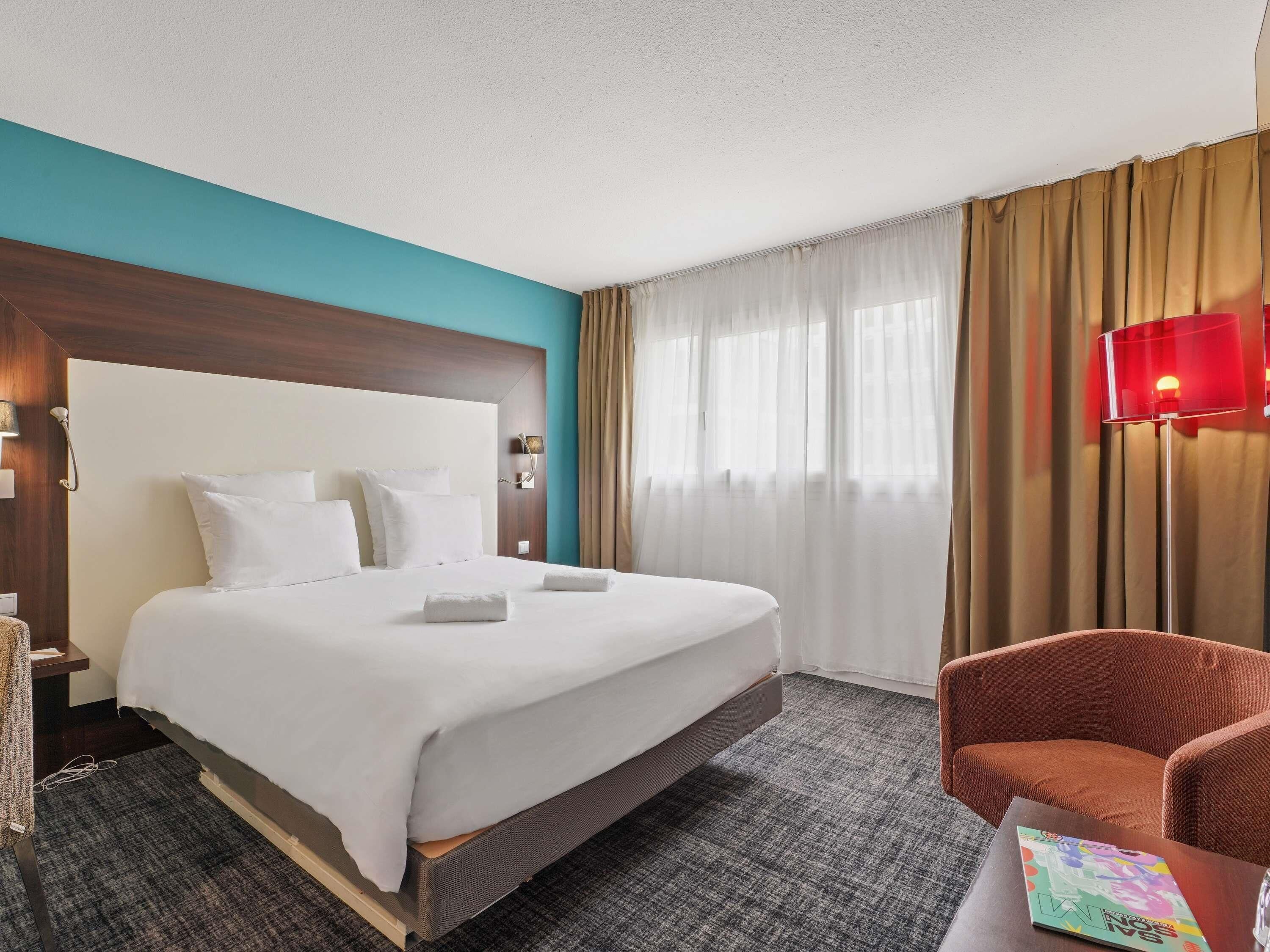 Premium bedding, minibar, desk, soundproofing