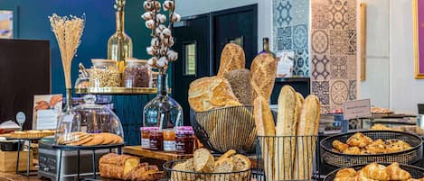 Daily buffet breakfast (EUR 19.9 per person)