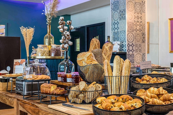 Daily buffet breakfast for a fee