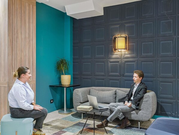 Lobby sitting area - Mercure Paris Porte d'Orléans (Montrouge)