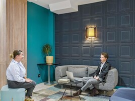 Coin salon dans le hall