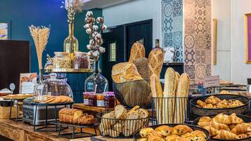 Desayuno buffet diario (EUR 19.9 por persona)