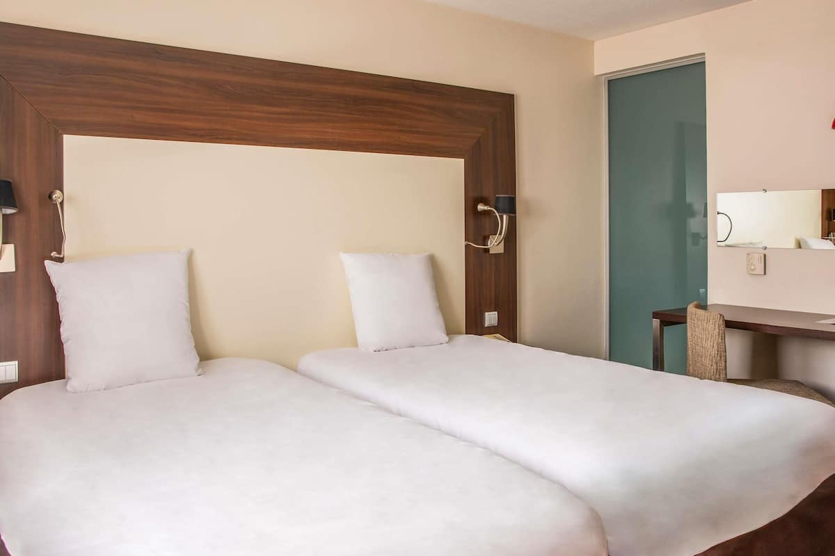 Premium bedding, minibar, desk, soundproofing