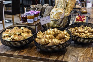 Se ofrece un desayuno bufé todos los días (19.9 EUR por persona)