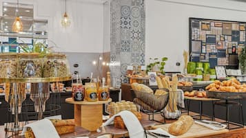 供應早餐、午餐、晚餐;多國菜