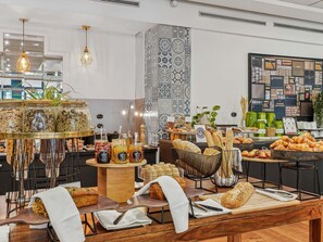 Serveert ontbijt, lunch, diner, internationale gerechten 