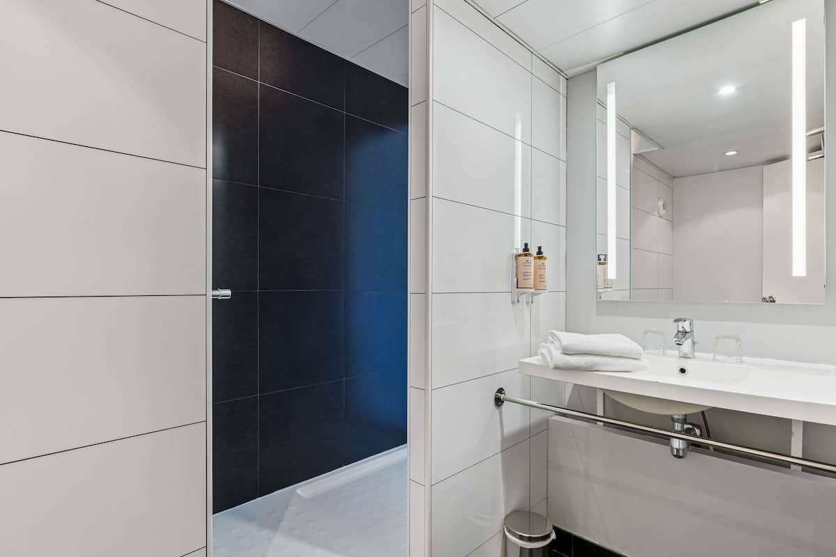 Premium bedding, minibar, desk, soundproofing