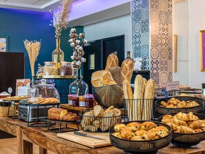 Dagelijks ontbijtbuffet (EUR 19.9 per persoon)