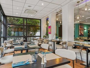 Breakfast, lunch, dinner served; international cuisine  - Mercure Paris Porte d'Orléans (Montrouge)