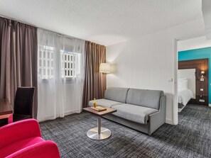 Quarto família, 1 cama de casal e sofá-cama (1 Double bed and 1 Single sofa bed) | Roupas de cama premium, frigobar, escrivaninha, quartos à prova de som