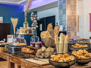 Café da manhã com buffet todos os dias (EUR 19.9 por pessoa)