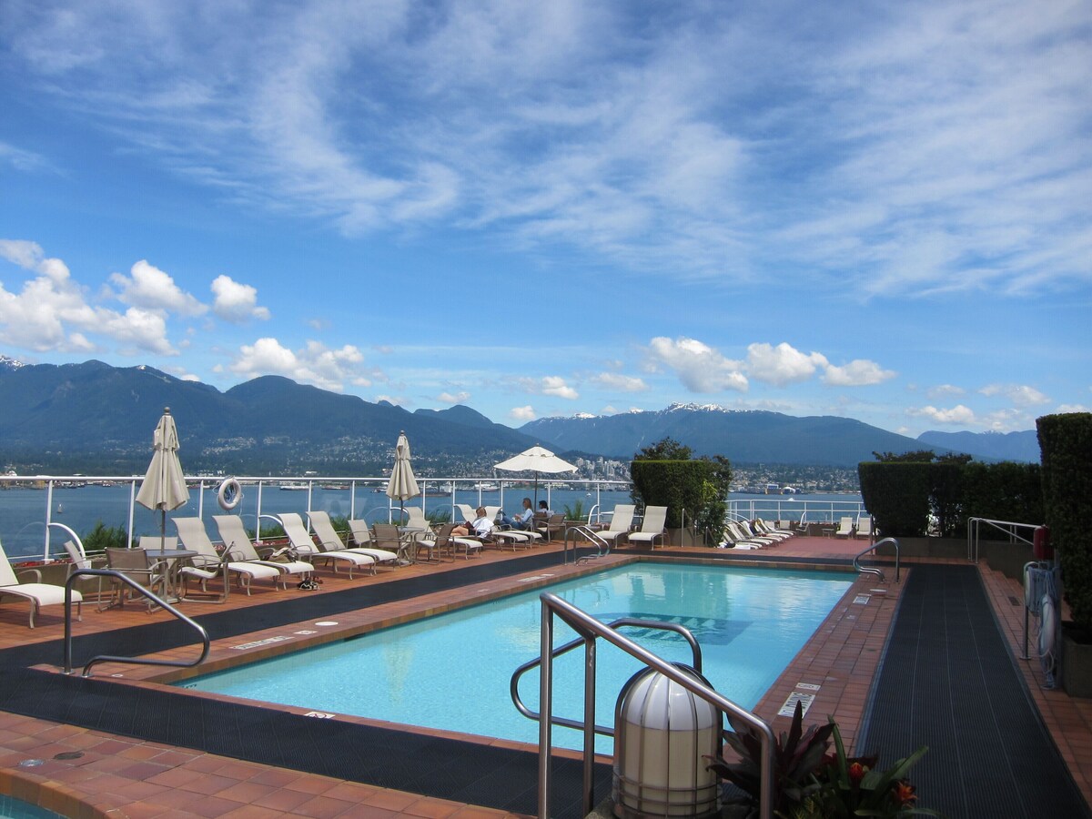 Piscine extérieure, chaises longues