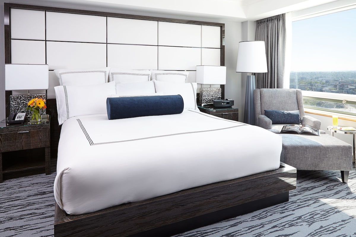 Pacific Club, Phòng Suite, 1 giường cỡ king và sofa giường, quang cảnh thành phố | Bộ đồ giường cao cấp, chăn bông, nệm có lớp đệm bông