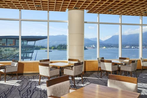3 restaurants, breakfast served