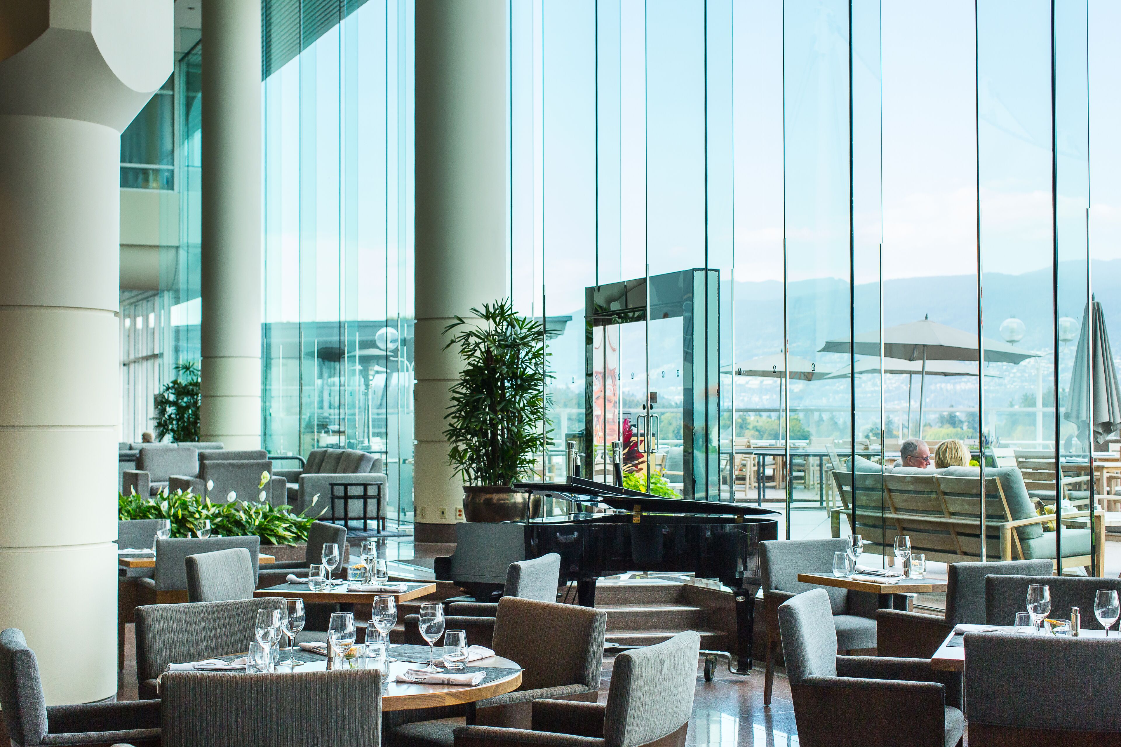 3 restaurants, breakfast served